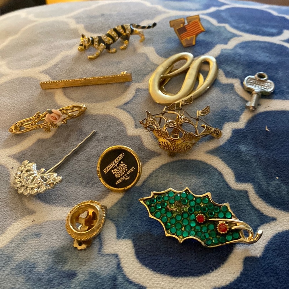 Small lot of 11 pins
